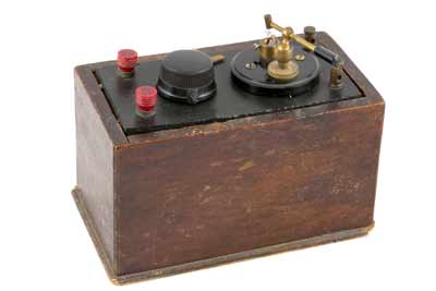 猫须水晶套装——这是20世纪20年代典型的老式收音机或古董收音机