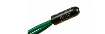 老式OA10锗二极管的图片——这种类型的二极管是由英国的Mullard公司生产的，大约在20世纪50年代末和60年代初上市。它的最大反向电压为30V，正向电流为100mA。