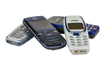 一组使用2G GSM蜂窝系统的旧手机