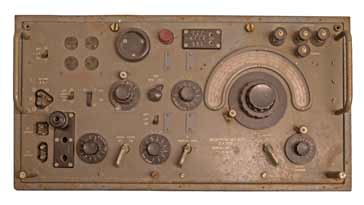 R107复古无线电通信接收器的前面板来自WW2beplayer体育官网